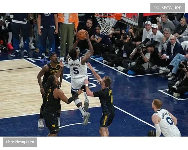 戈贝尔关键罚球不中后表情落寞，森林狼连败期间更衣室氛围凝重