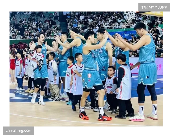 CBA球星进社区公益活动，青少年篮球训练营报名火爆