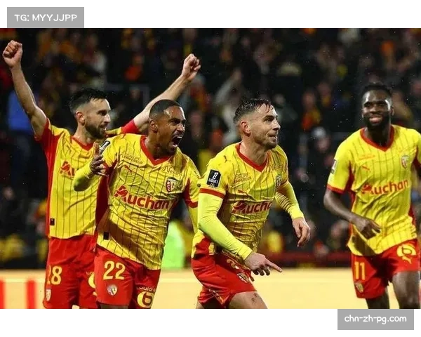 朗斯延续强势表现，近12场联赛10胜紧追榜首